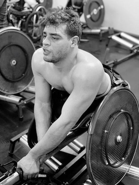 사진 체육관 에서 운동 하는 셔츠 를 벗은 남자