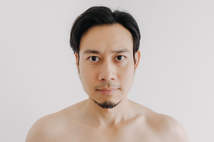 Photo 벗은 남자는 스킨케어 제품을 위해 얼굴과 피부를 과시한다