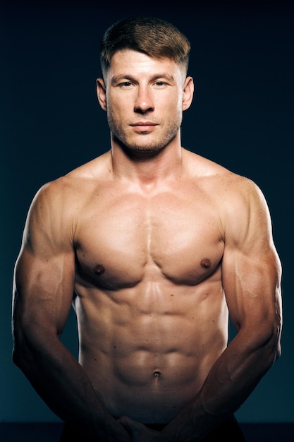 Photo shirtless man standing against black background