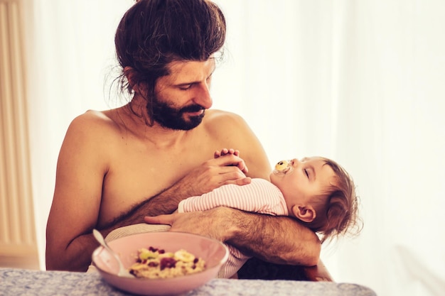 Foto uomo senza camicia con un bambino