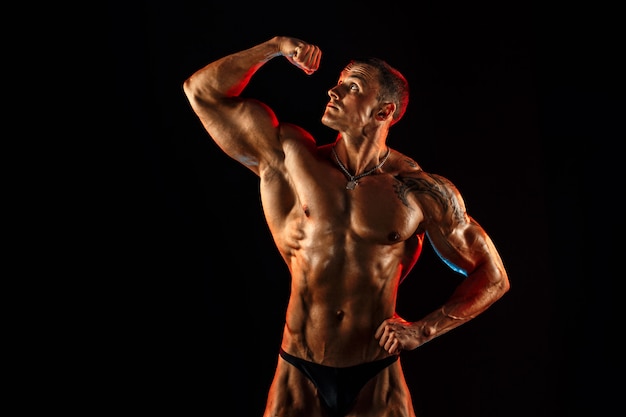 Foto uomo senza camicia con corpo muscoloso in topless, alzando il braccio isolato.