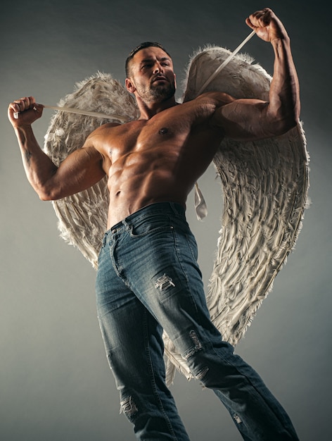 Shirtless mannelijk model met engelenvleugels naakte erotische man