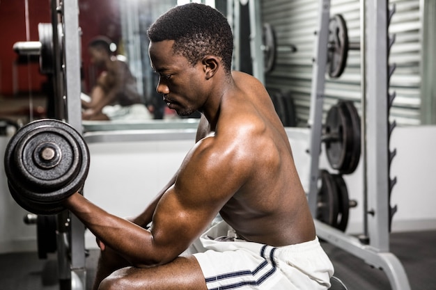 Shirtless mensen opheffende domoor op bank bij de crossfitgymnastiek