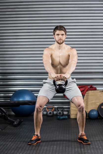 Shirtless mensen opheffende domoren bij crossfitgymnastiek