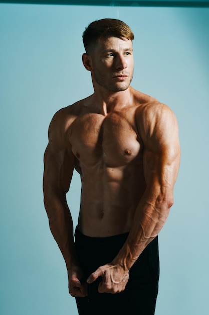 Photo shirtless muscular man standing against clear sky