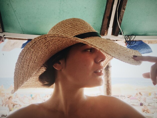 Photo shirtless woman wearing sun hat