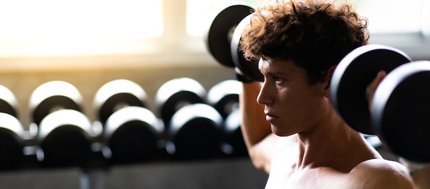 Foto shirtloze man oefent in de sportschool