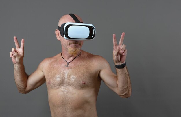 Shirtloze man van in de vijftig met virtual reality-bril die een game speelt