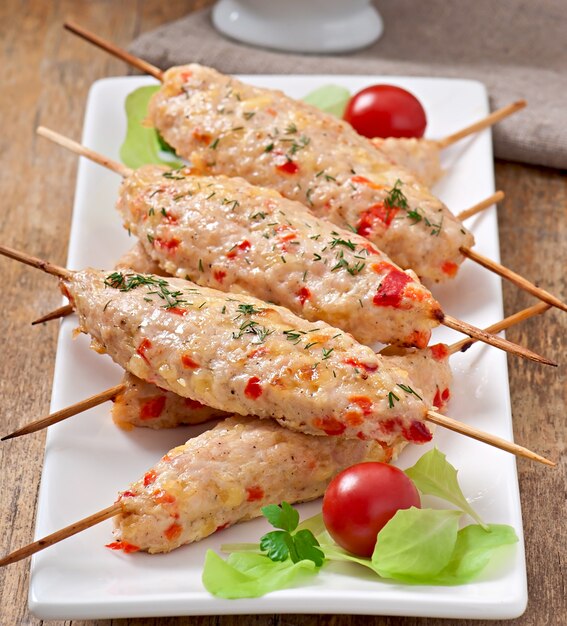 Shish kebab di pollo con peperoni e formaggio