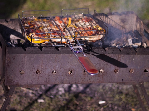Foto lo shish kebab è fritto alla griglia durante le vacanze di maggio