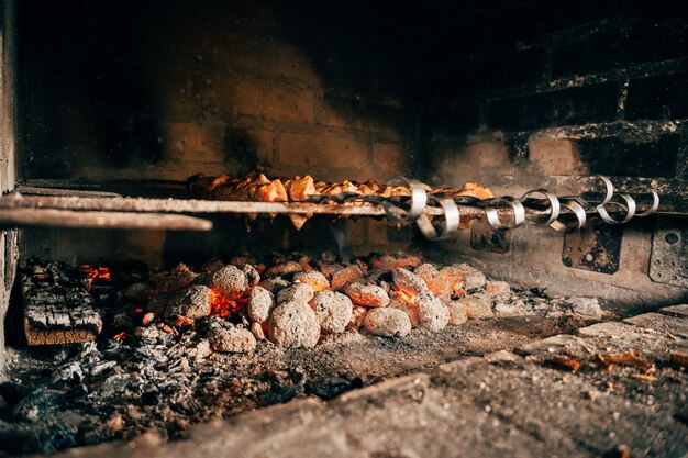 Shish kebab op spiesjes op een steen