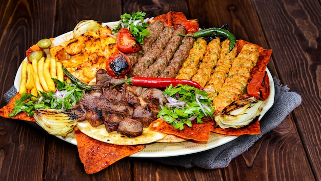 Foto shish kebab su un bastone a base di carne macinata di manzo.