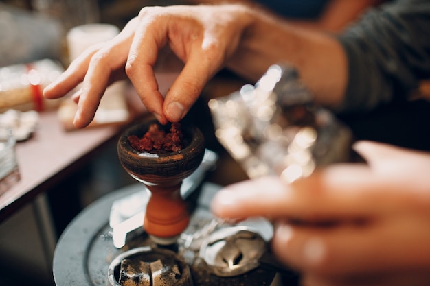 Shisha waterpijp hete kolen en tabak voor roken en vrije tijd.