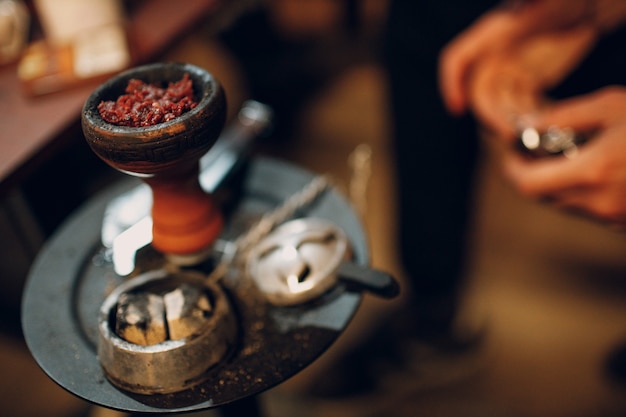 Shisha waterpijptabak in een kom voor roken en vrije tijd