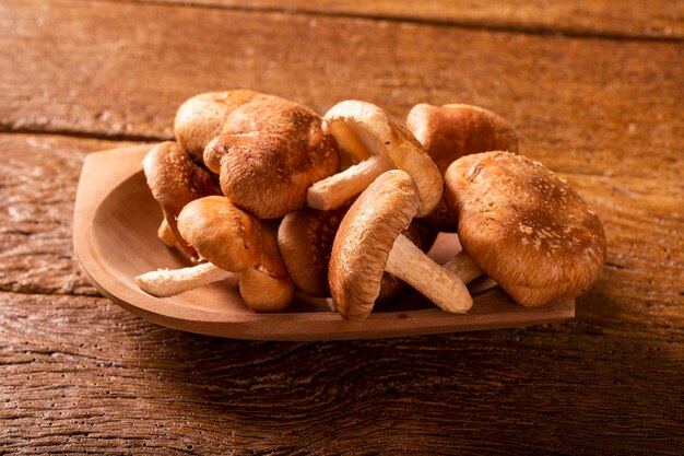 Shitake Mushroom op hout achtergrond