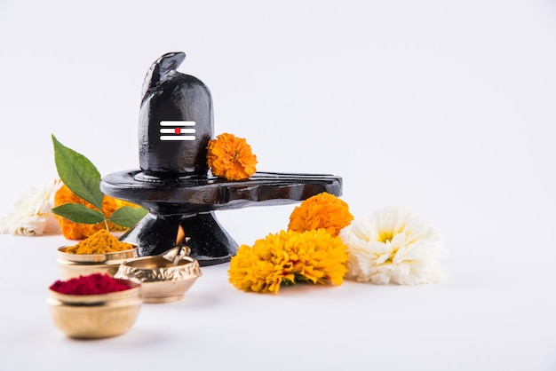 Pooja 또는 Lord shiva 또는 Shankar bhagwan 숭배를 위해 꽃과 bel patra 또는 잎과 haldi kumkum으로 장식 된 Shiva Linga