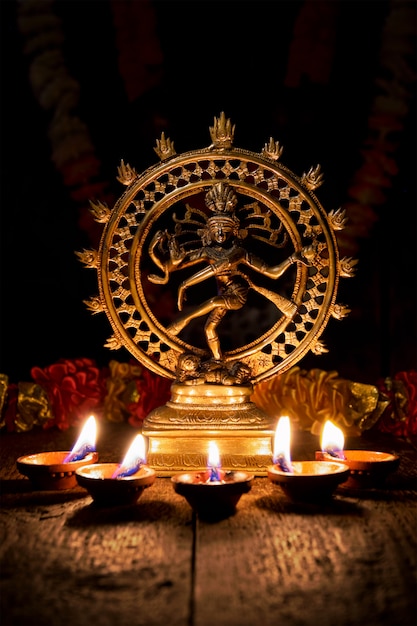 Shiva nataraja met diwali-lichten