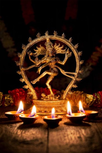 Foto shiva nataraja con le luci di diwali