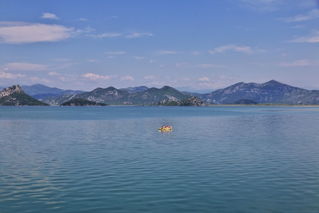 Foto lago shkodra nel montenegro, balcani