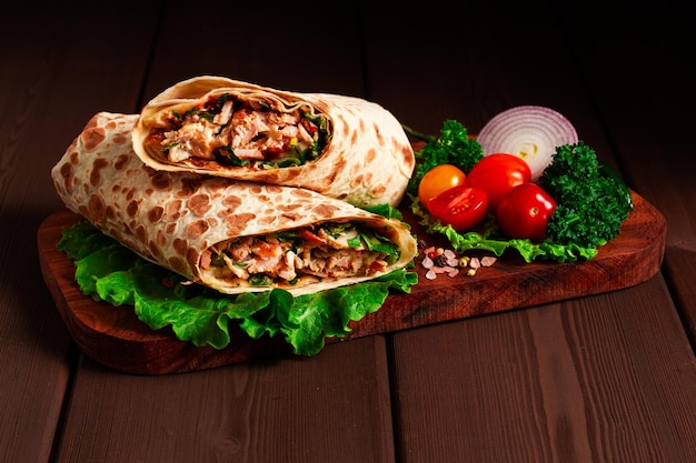 Foto shoarma met kruiden en groenten op een houten tafel close-up horizontaal geen mensen selectieve focus