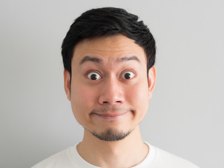Photo 아시아 남자 머리의 충격 얼굴입니다.