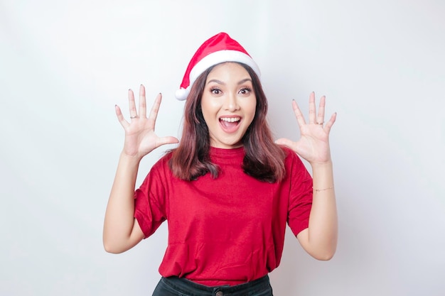 흰색 배경 크리스마스 컨셉으로 격리된 입을 크게 벌리고 있는 충격을 받은 아시아 산타 여성