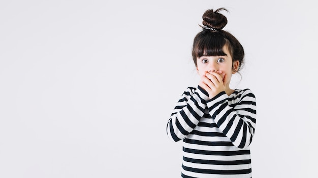 ショッキングな女の子の口を覆う