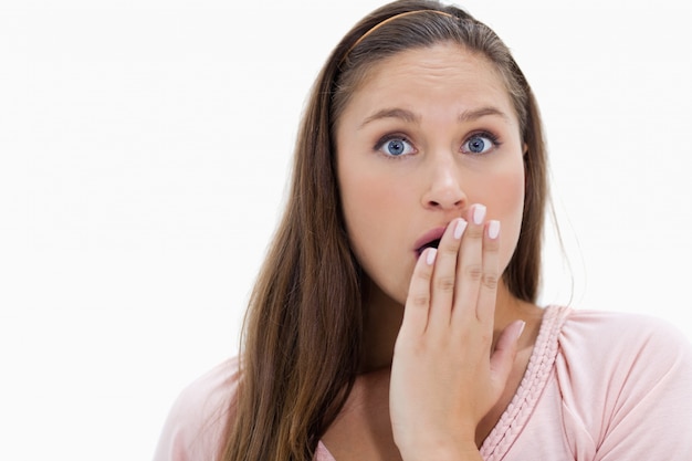 Ragazza scioccata con la mano sulla bocca