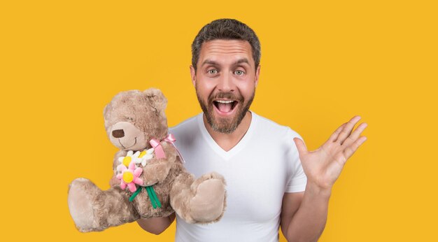 발렌타인 데이에 장난감 곰과 함께 충격을 받은 남자 발렌타인 장난감 곰을 들고 있는 남자의 사진