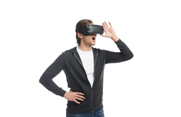 スタジオで VR ヘッドセットでショックを受けた男