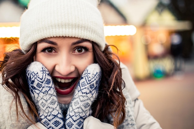 Photo shocked woman standing at winter fair