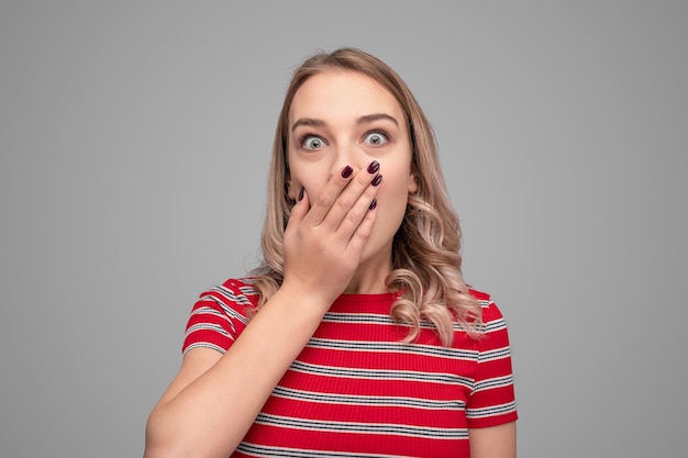 Photo shocked young lady covering mouth