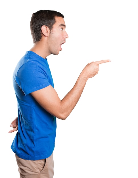 Photo shocked young man pointing against white background