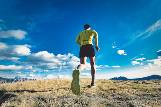 사진 초원 에서 훈련 하는 산 의 달리기 선수 의 신발