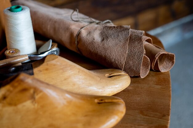 Foto guarnizioni per scarpe, fili di pelle vera sulla sedia.