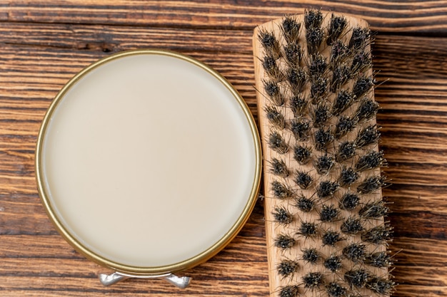 Foto crema lucidante per scarpe e spazzole per la pulizia degli stivali in pelle