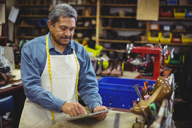 Shoemaker using digital tablet