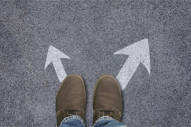 Photo shoes on the asphalt road with drawn arrow