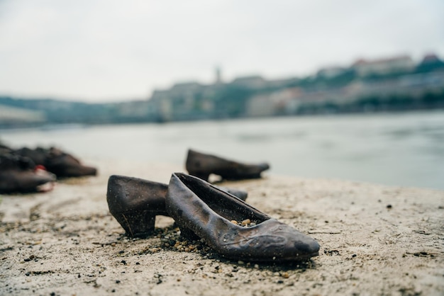 Обувь на берегу Дуная - Памятник жертвам Холокоста в Будапеште, Венгрия - ноябрь 2021 г. Фото высокого качества