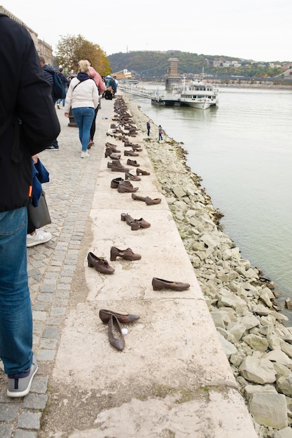 Foto scarpe sulla sponda del danubio. monumento in memoria delle vittime dell'olocausto a budapest.