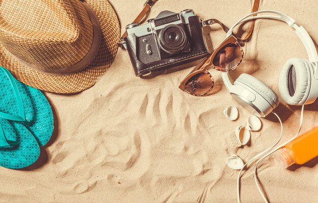 Scarpe e cappello sulla spiaggia