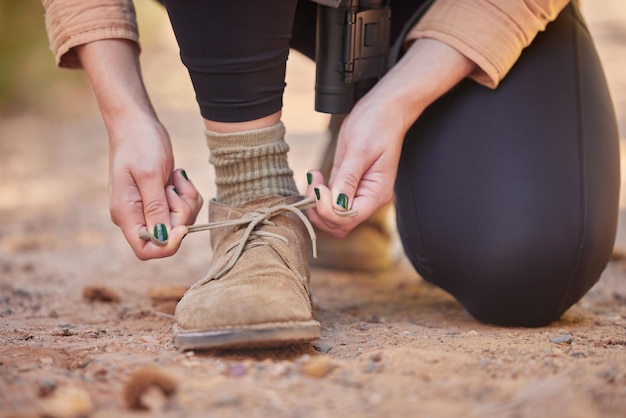 写真 靴のハイキングと女性の靴ひもを結び、ノルウェーの自然の中で散歩の冒険やトレッキングを開始