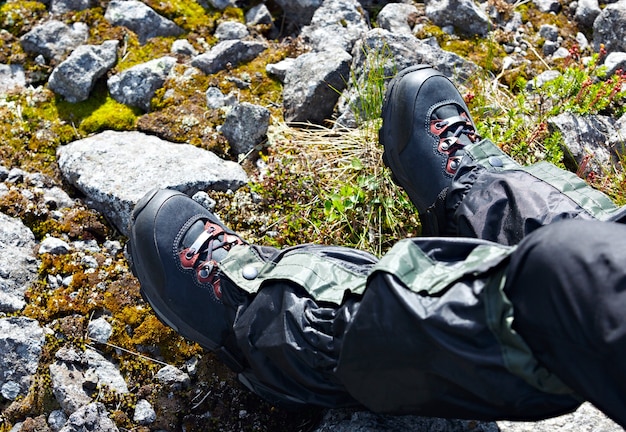 Scarpe per trekking in montagna a piedi del turista.