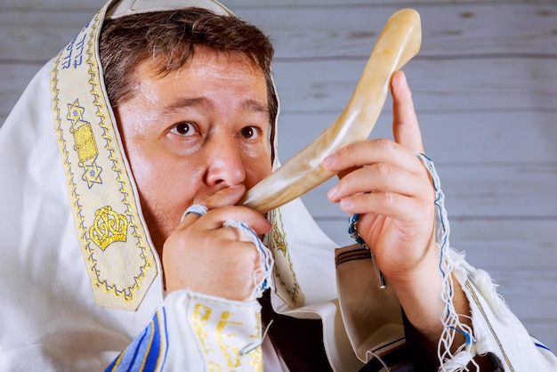 Shofar een tallit op een witte achtergrond rosj hashanah jewesh vakantie concept