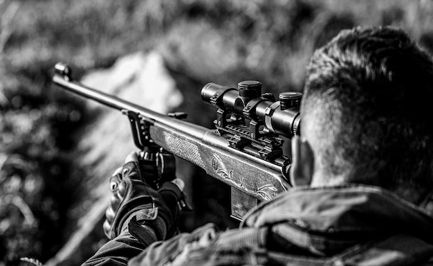 Foto sparatutto avvistato nel bersaglio caccia fucile di caccia cacciatore uomo periodo di caccia maschio con una pistola