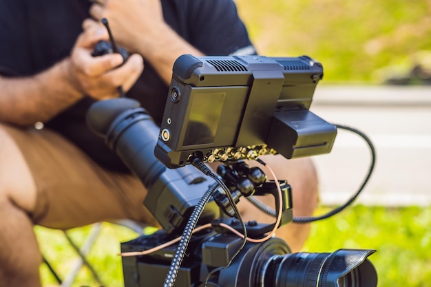 シネマステージでの撮影プロセス商業生産セット外部ロケーションプロのカメラマンがカメラを操作します