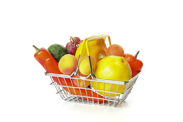 Cestino del negozio con frutta e verdura isolato su sfondo bianco
