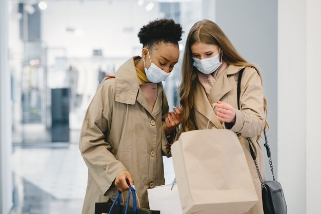 Shop dag. Coronavirus concept. Vrouwen in medische maskers.