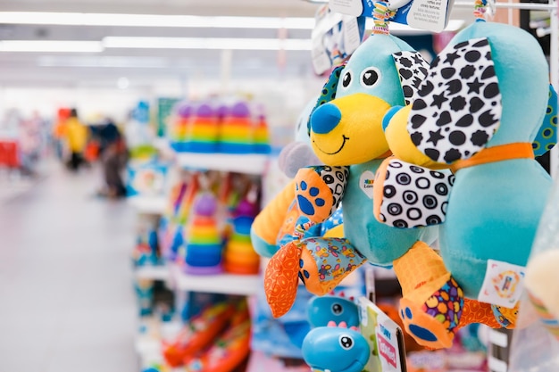 Foto negozio di giocattoli per bambini un primo piano di peluche durante un viaggio di shopping con uno sfondo sfocato