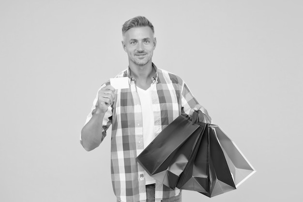 Shopaholic 크리스마스 판매 및 할인 생일 선물 팩 신용 카드를 가진 남자 행복한 남자는 쇼핑백을 들고 검은 금요일 구매자는 휴가를 준비합니다.